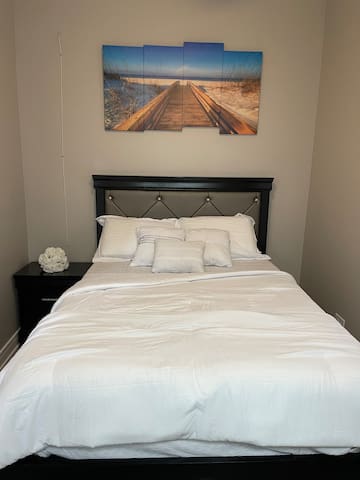 Exec Lux home wth 3 Level,6 Bdrms/3bth & 2 Kitchen gallery image 4