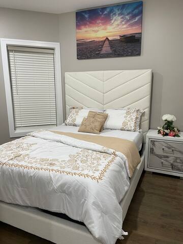 Exec Lux home wth 3 Level,6 Bdrms/3bth & 2 Kitchen gallery image 3