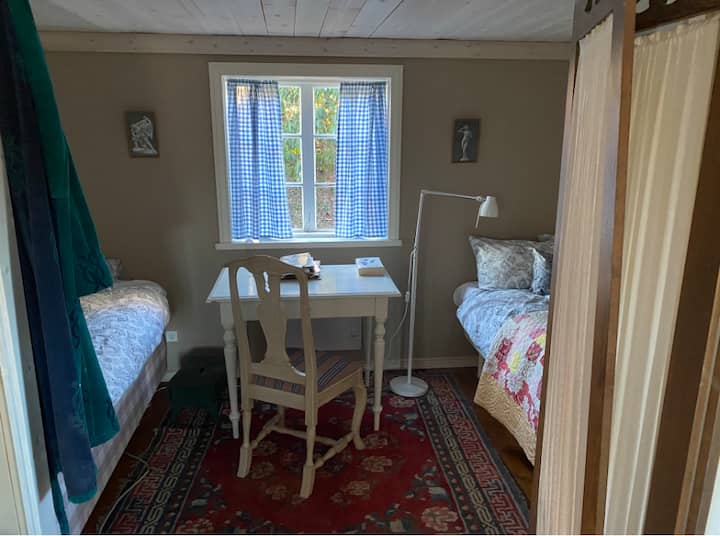 Priestor na spanie, ktorý je oddelený len skladacou zástenou. 2 pohodlné postele 120 cm. Je potrebné priniesť si posteľnú bielizeň. Uteráky sú k dispozícii.