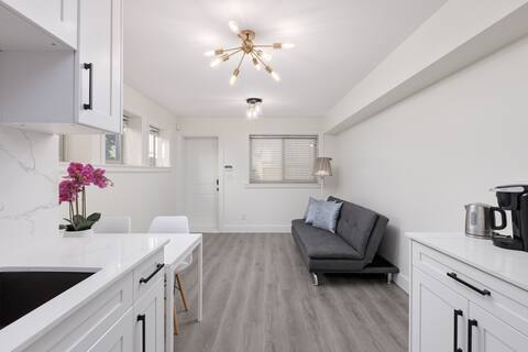 Top Airbnb: Modern Private Suite | 3 Min to Metrotown+Parking in Metrotown