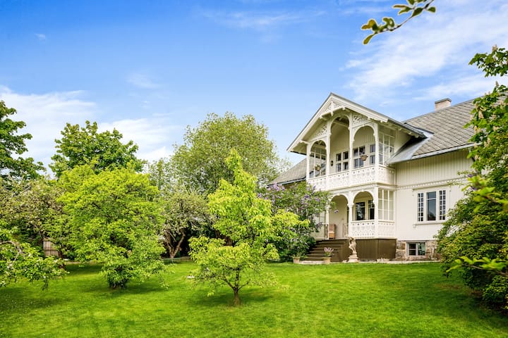 Vakker sveitservilla med hage og flere uteplasser.