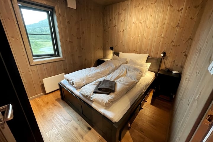 Chumba cha 1 cha kulala chenye kitanda mara mbili sentimita 150 na sehemu nzuri ya kabati.