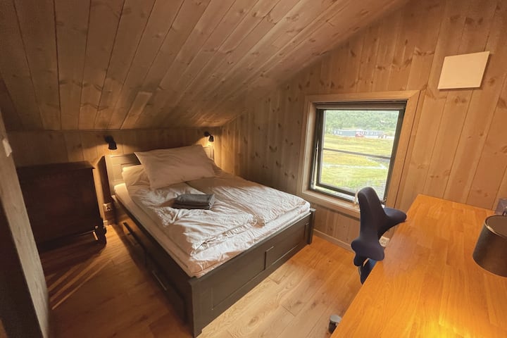 Kitanda cha watu wawili sentimita 150 na sehemu nzuri ya kuhifadhia kwenye kabati na chini ya kitanda. Dirisha lenye ngazi ya moto.