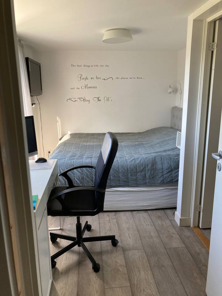 Ghorofa ya mlango wa chumba cha kulala, karibu na sebule