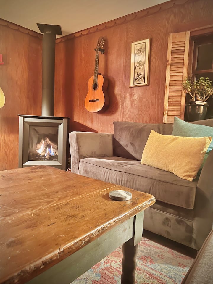 Krb na propán v obývacej izbe a gitary, na ktoré sa hosťom odporúča hrať!