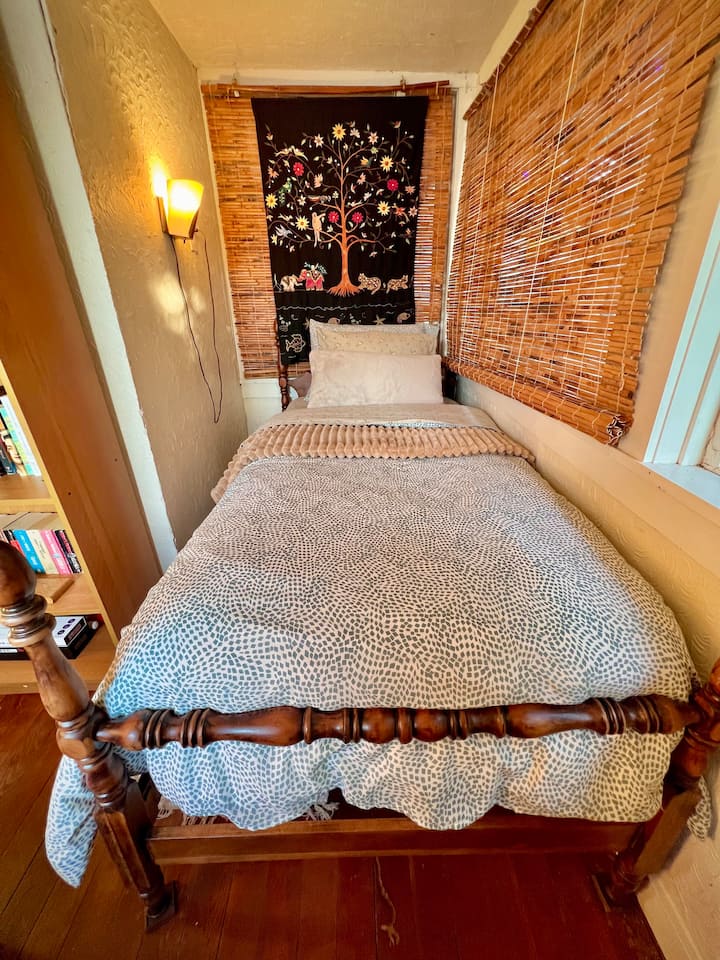 Nook Bed
Hoci tento rozkošný malý priestor pojme len základy, je to nič iné!  Tento polosúkromný priestor v tvare L má oddelenú posteľ, lampy, kanceláriu, stoličku a koberec na nočnom stolíku. Nachádza sa v zadnej časti jedálne, ktorá je uzavretá za bambusovou obrazovkou.