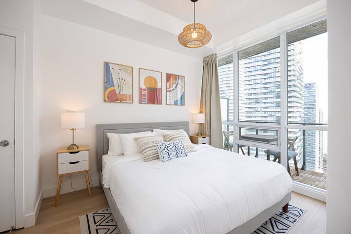 3 Bedroom 2 Bath + Free Parking/ Union Station gallery image 3