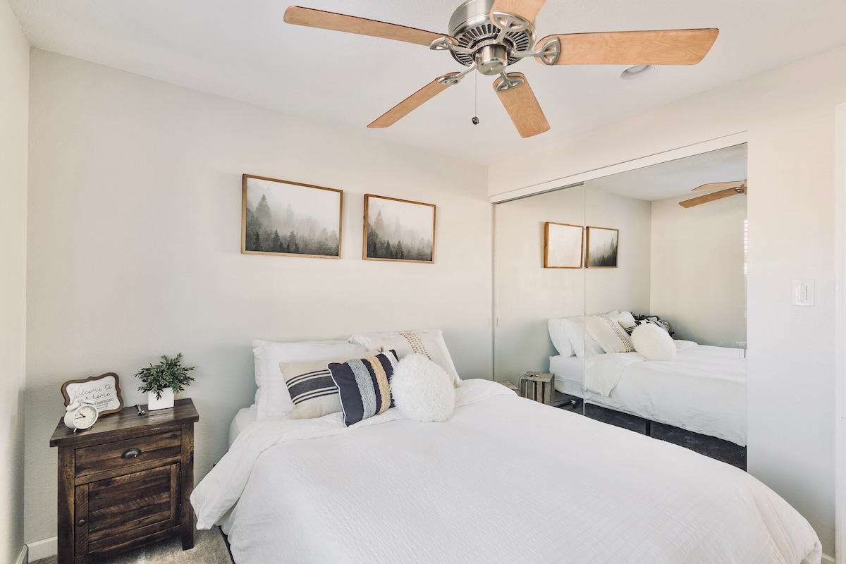 第二间卧室配备标准双人床垫。