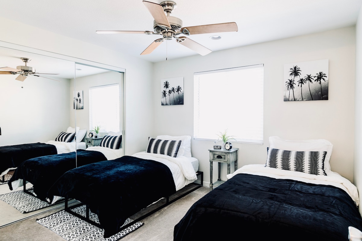 第三间卧室为双床客房。