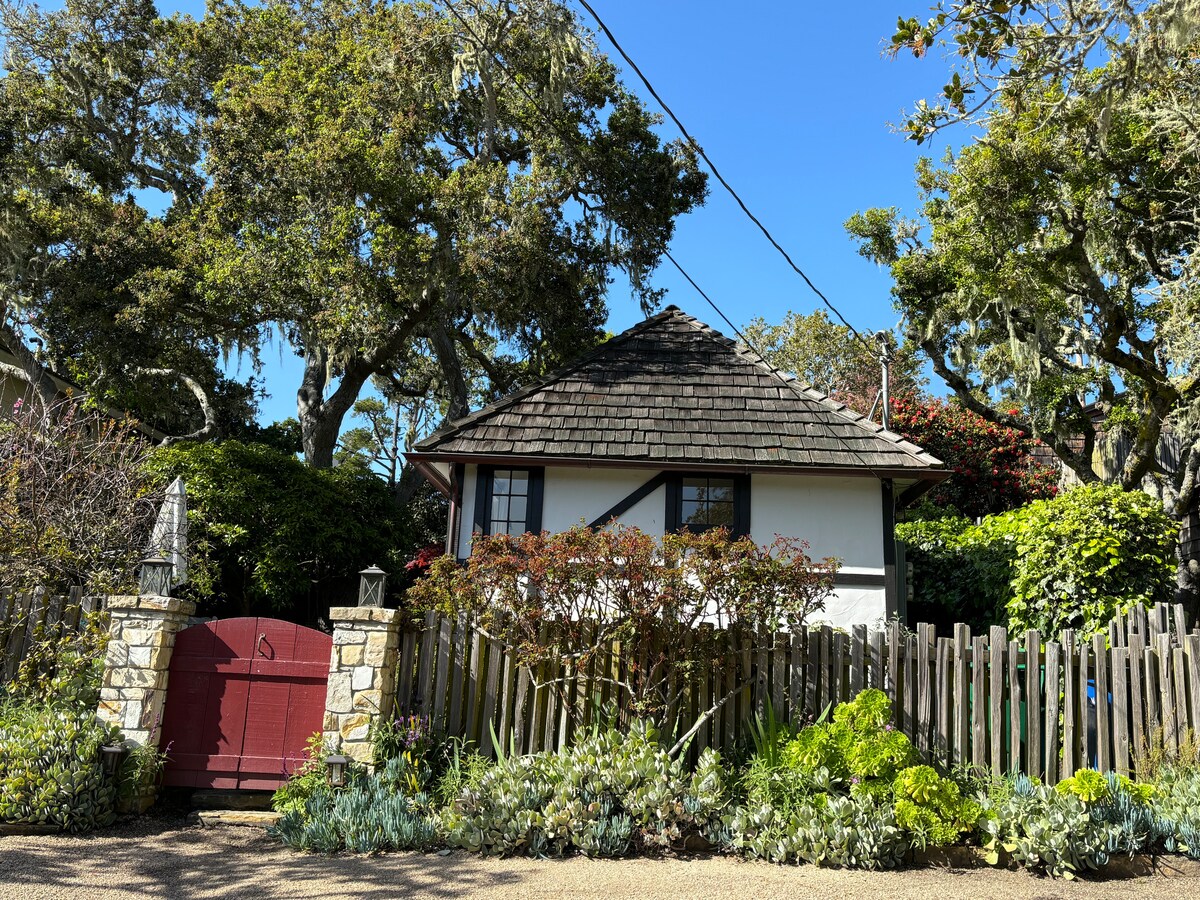 Fairytale Comstock Cottage - Houses for Rent in Carmel-by-the-Sea,  California, United States - Airbnb, image size:1200x900