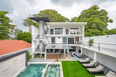 Casa Elite 13 bedroom house Central Jaco 30ppl