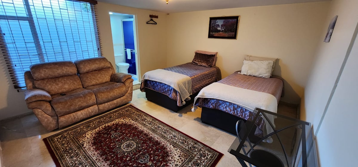 客房内有2张单人床和2张床、智能电视、无线网络、独立卫生间和书桌。 