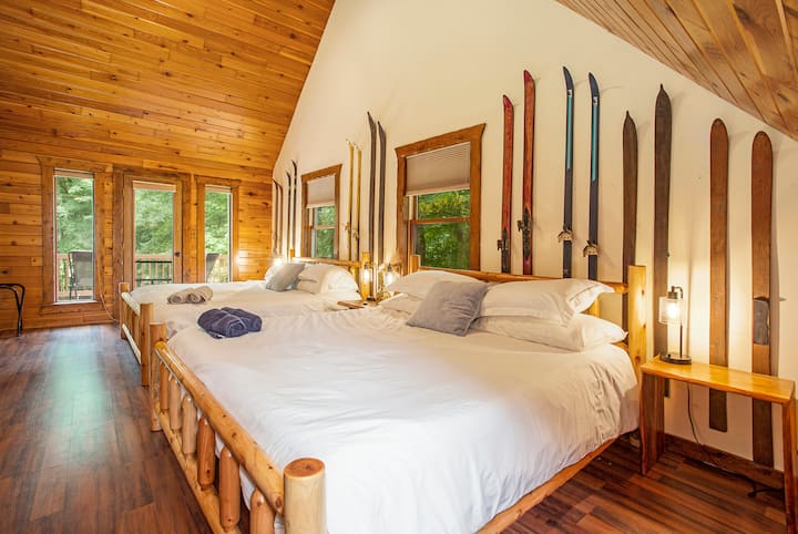 غرفة نوم أساسية بسريرين بحجم كينغ، تتسع لـ 4 أشخاص.