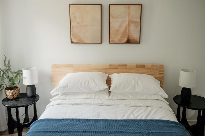 Regal Serenity : découvrez la tranquillité dans notre chambre Queen, votre logement loin de chez vous