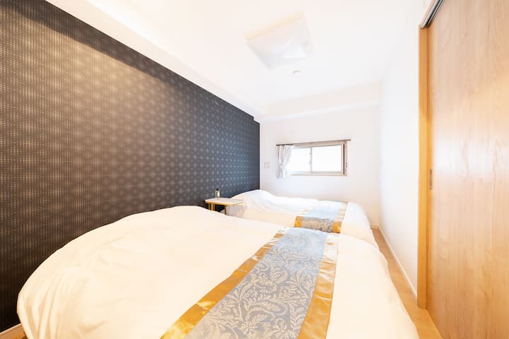 Luxury apartment for family in Tokyo/4 Beds Rooms gallery image 3