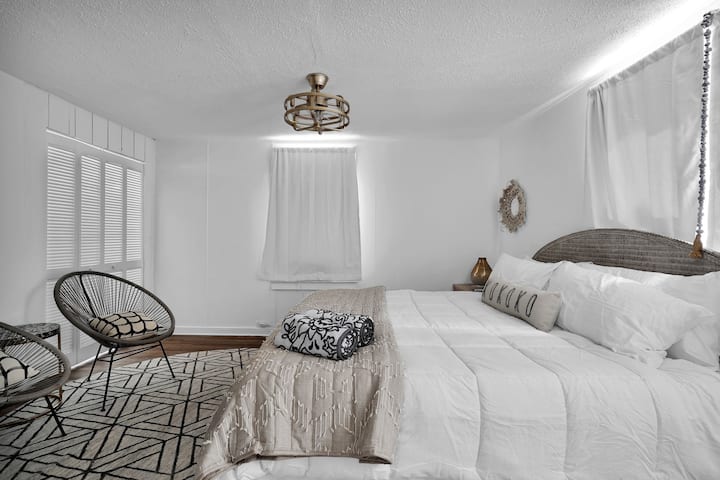 suite parentale au premier étage avec lit king size et salle de bain privée - maison principale