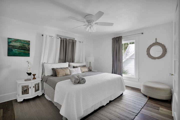 chambre king size confortable - maison principale 