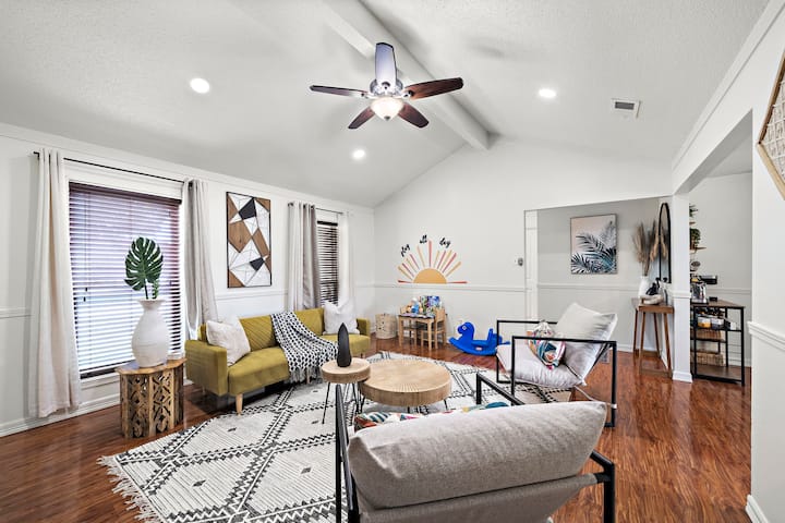 Salon confortable avec un endroit où les enfants peuvent jouer