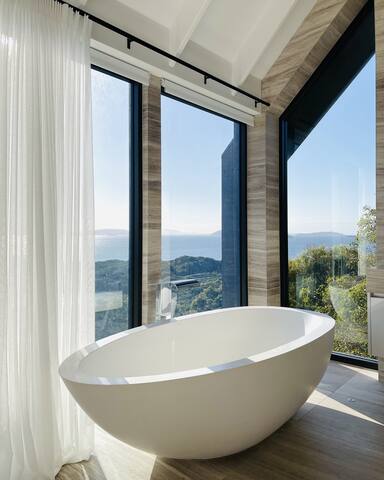 Latitude 35º5, Goode Beach gallery image 3