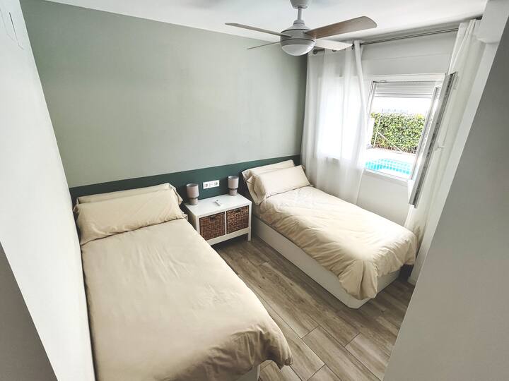 Our room 2 has 2 single beds of 90*190 and storage space easily accessible. with fan and how you see views of the pool. 