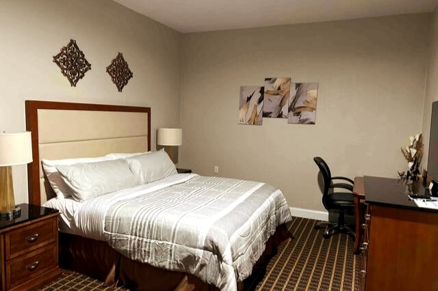 Prostrana soba s bračnim krevetom.