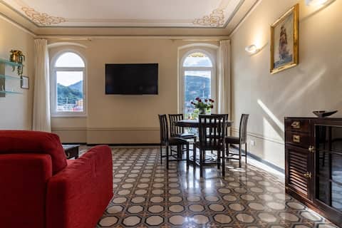 Top Airbnb: Elegant apartment 5 meters from the sea in Portovenere