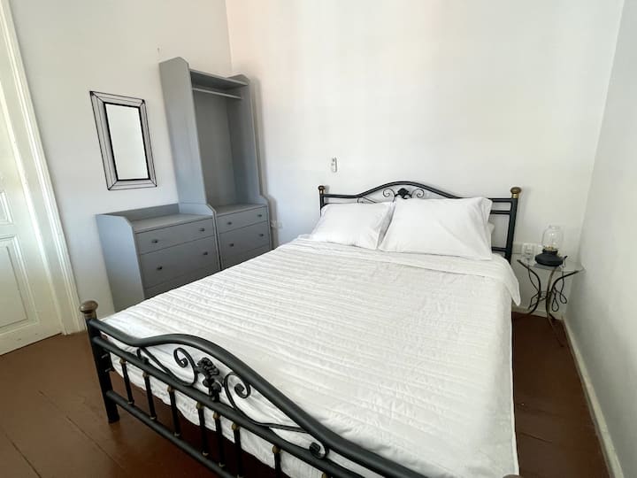 Chumba cha kulala cha ghorofani chenye kitanda cha ukubwa wa Kwin