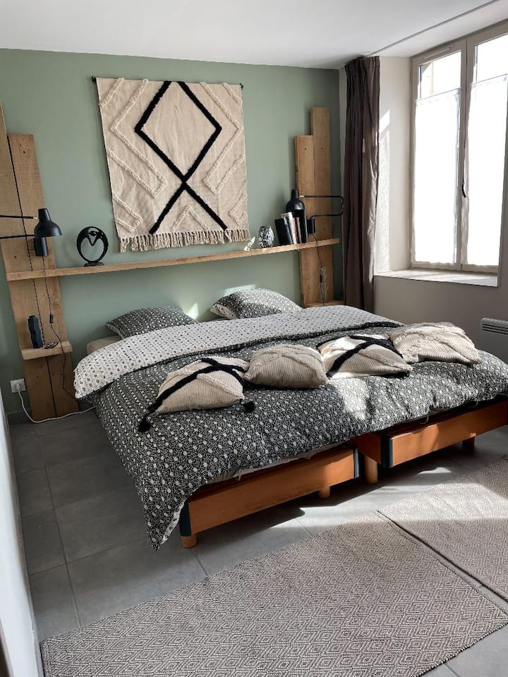 Habitación con armario grande, que consta de una cama grande de 160 que se puede separar en dos camas individuales. Para mayor comodidad, las camas son eléctricas.