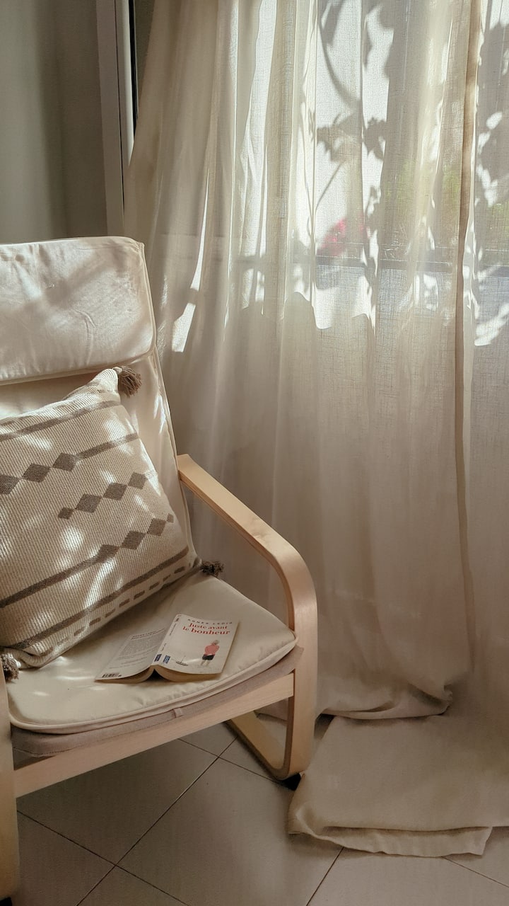 Ერთი დღით ძალიან ბევრი მზე მივიღე, შემდეგ კი დაიკავეთ ადგილი ამ სკამზე და დატკბით გამაგრილებელი ნიავით, რომელიც რბილად უბერავს თეთრეულის ფარდებს. 