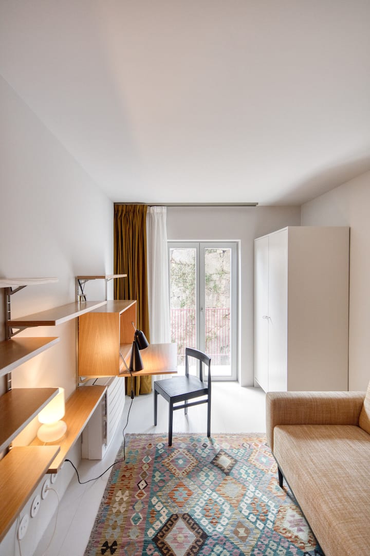 Priestor na prácu a voľný čas. Možnosť otvoriť rozkladaciu pohovku pre veľmi pohodlnú posteľ s rozmermi 110 x 190 cm.