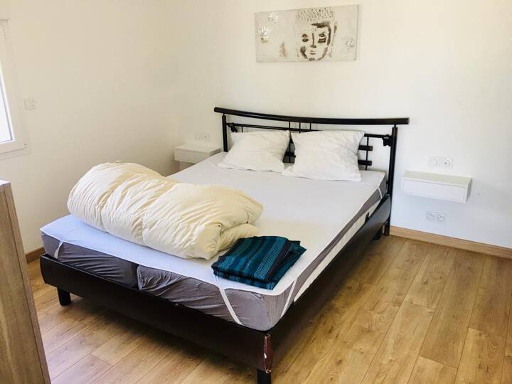 غرفة نوم الوالدين 1 بسرير 160 × 200 مع إمكانية الوصول المباشر إلى الحمام 