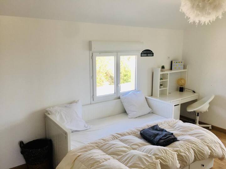 غرفة نوم 2 مع سرير 160 × 200 ودخول مباشر إلى دش زجاجي وإمكانية الوصول المباشر عن طريق الخليج المنزلق إلى التراس المغطى الذي تبلغ مساحته 50 مترًا مربعًا