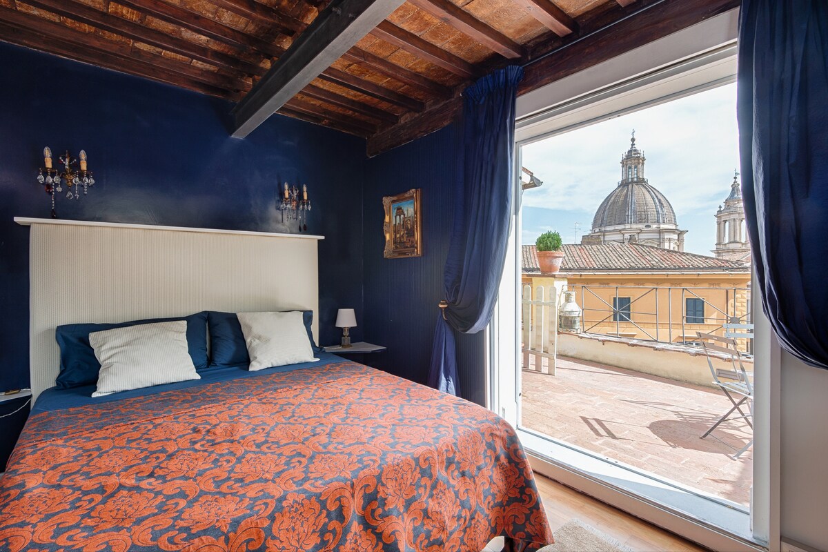 The Blue Room
Luxury double bed room with old roof and wood floor, linked to the terrance, 
ซึ่งคุณสามารถชื่นชมความงดงามของโดมและหอระฆังของ Sant'Agnese ใน Agone โบสถ์ Piazza Navona