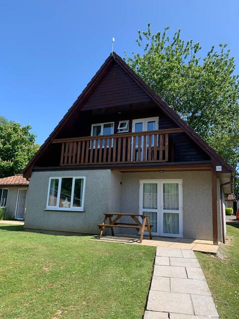 Refurbished lodge with WiFi and shared pool