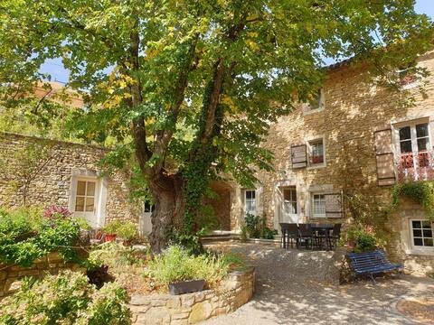Provencal farmhouse with beautiful pool