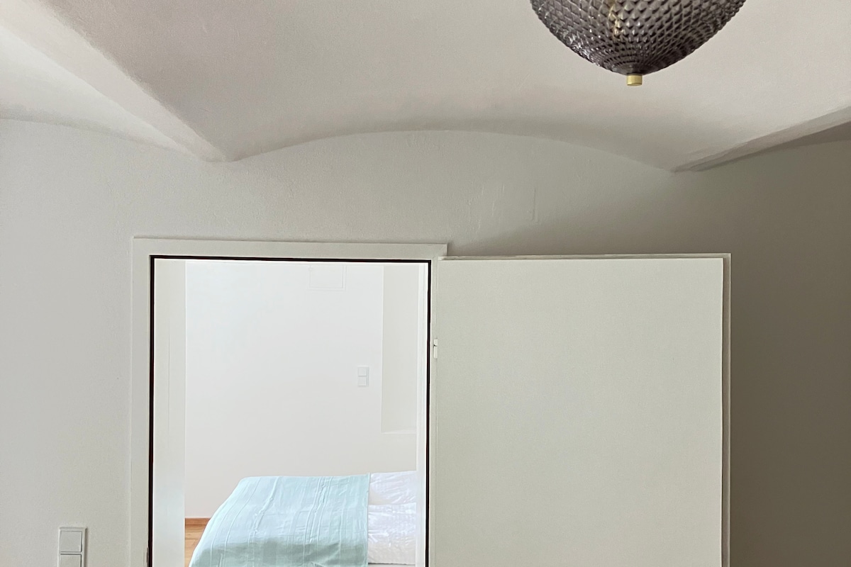 Blick vom Wohnzimmer ins Schlafzimmer