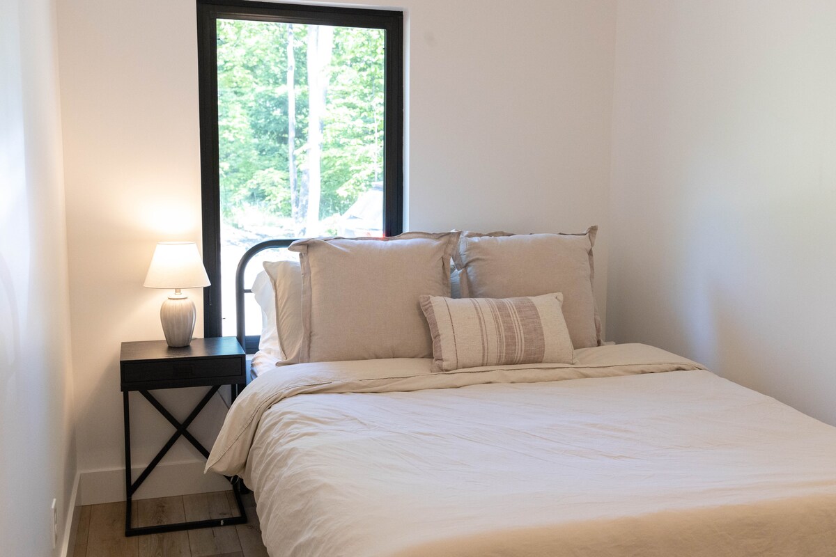 غرفة النوم الثالثة: سرير كوين 