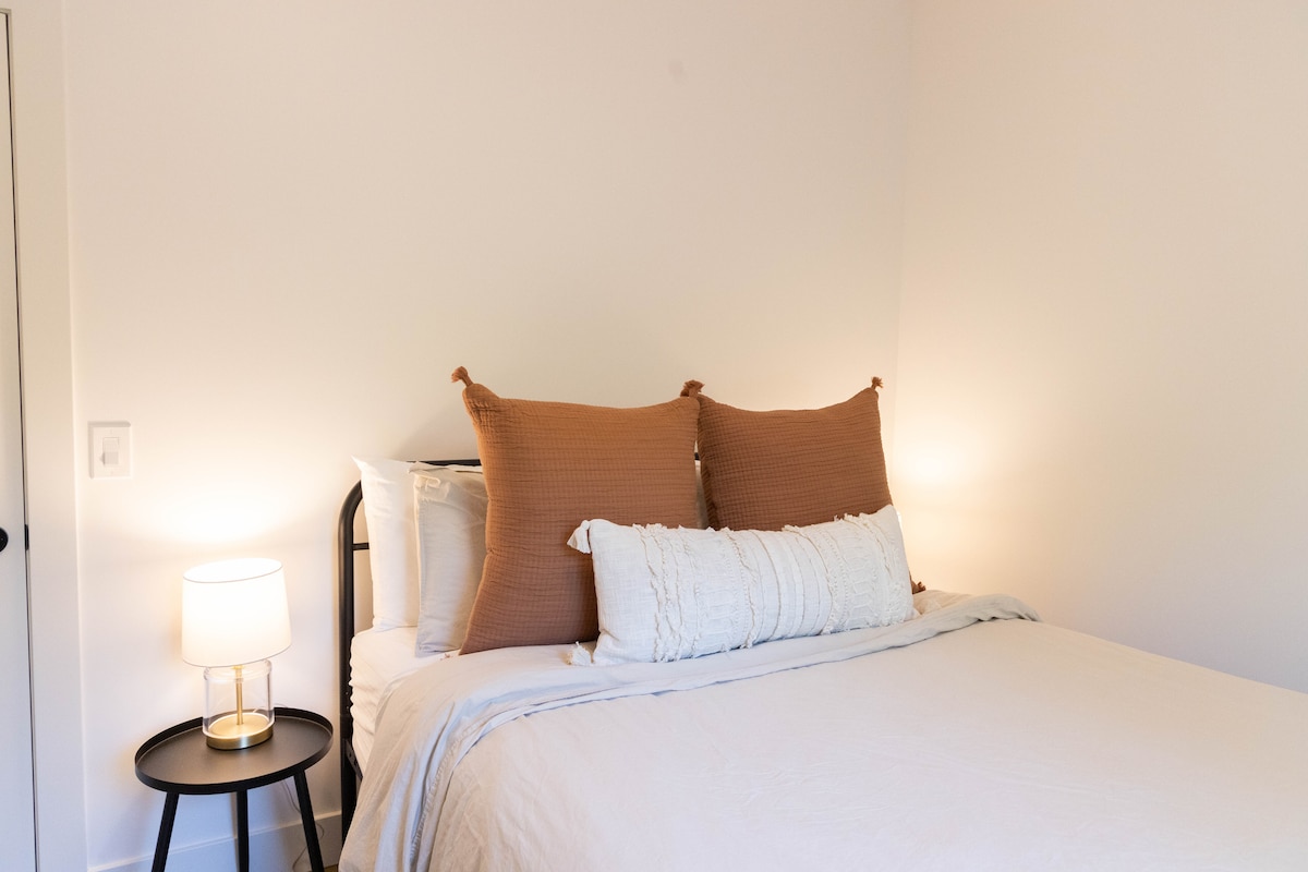 غرفة النوم الثانية: سرير بحجم كبير 