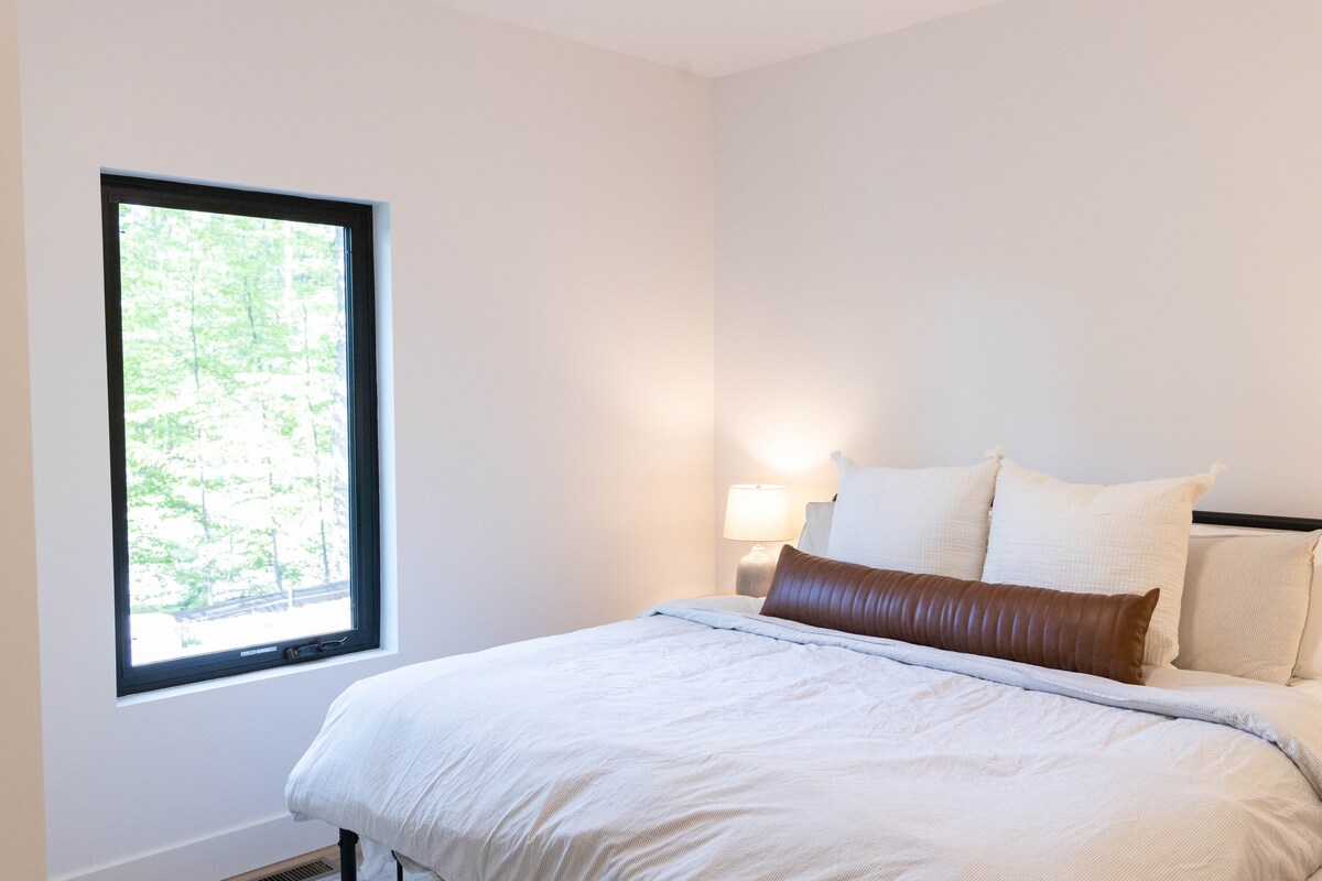 غرفة النوم الأساسية: سرير كبير وحمام داخلي