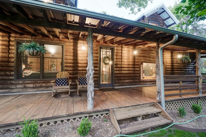 Amazing Outdoor Oasis, Log Cabin Estate in Edmond