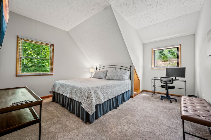 Habitación en planta alta con espacio de trabajo, espacio en el armario y TV inteligente con Roku.