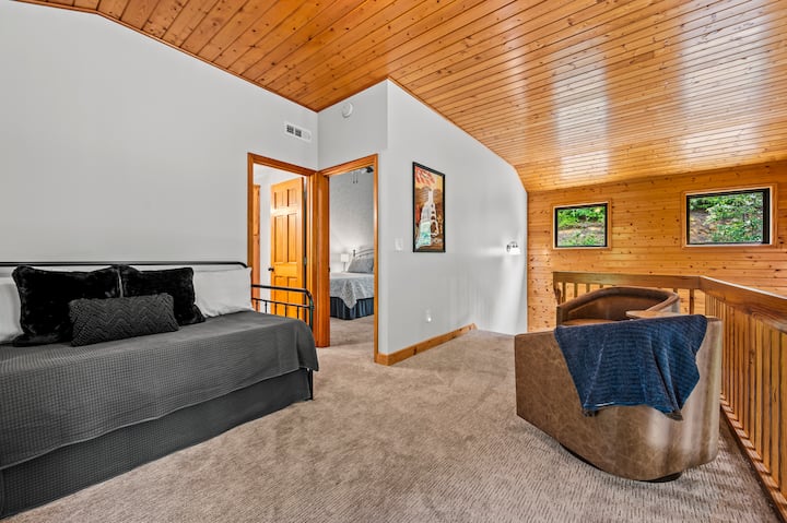 Loft Comfort: descubre la acogedora zona de loft con cómodos asientos y una cama de día con cama nido, perfecta para alojar a los niños o leer y relajarse.