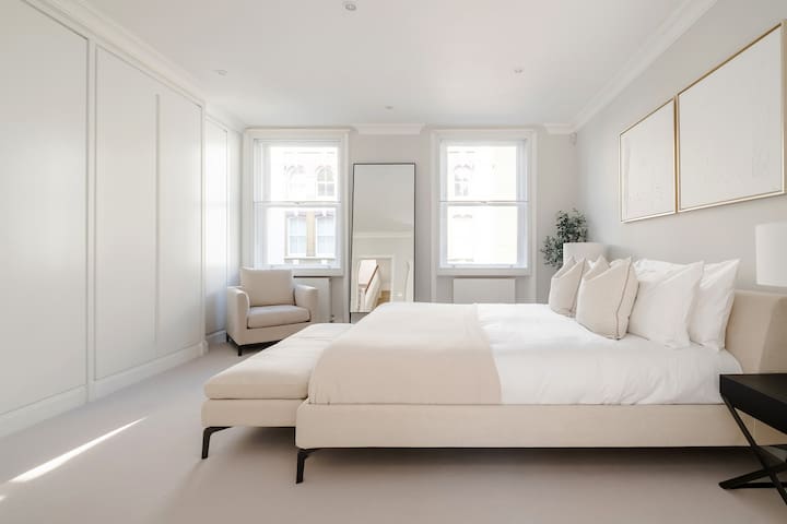 Modern London home w/ full kitchen