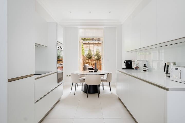 Home near Oxford Circus w/ terrace gallery image 3