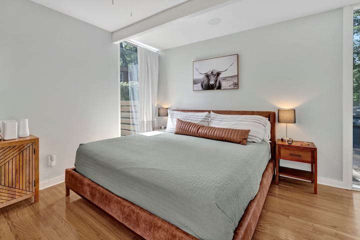 غرفة نوم بحجم كينغ. تحتوي هذه الغرفة على الكثير من الضوء الطبيعي. يوجد حمام ملحق/