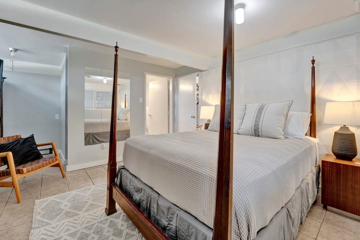 غرفة نوم بسرير بحجم كبير في الطابق