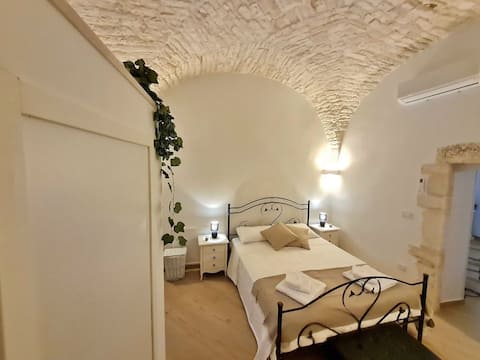 Top Airbnb: Stone house in the ancient village with balcony a Locorotondo