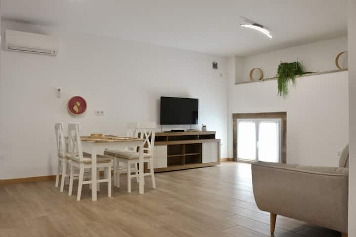 Dhoma e ngrënies dhe dhoma e ndenjjes me ajër të kondicionuar dhe televizor inteligjent.