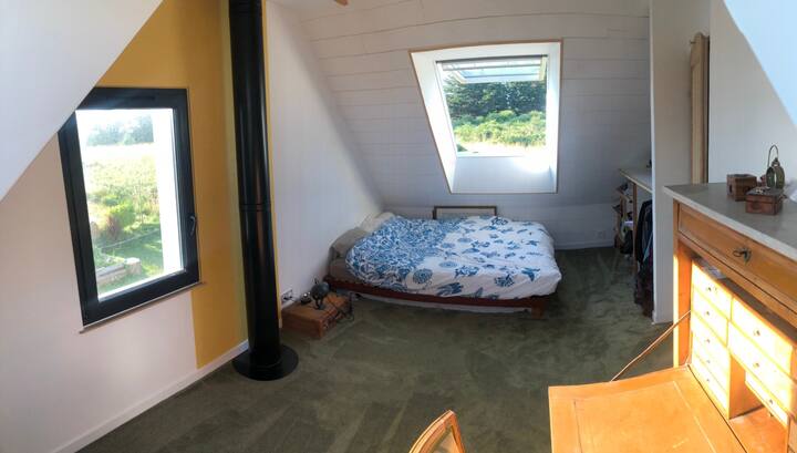 Habitación con cama de 160*200.
Se proporcionan sábanas y toallas