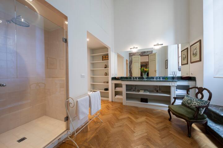 Gorgeous Florentine apartment gallery image 5